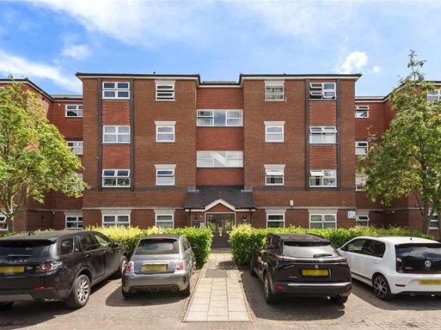 Flat for sale in Furzedown, Greater London