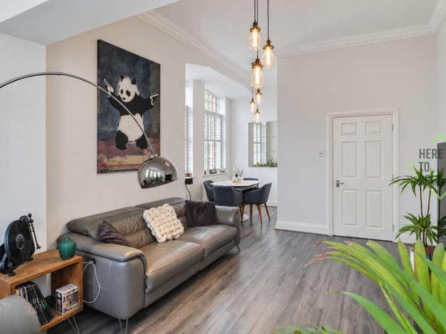 Flat for sale in Oakwood, Greater London