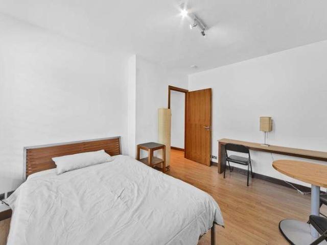 Flat for sale in Vauxhall, Greater London
