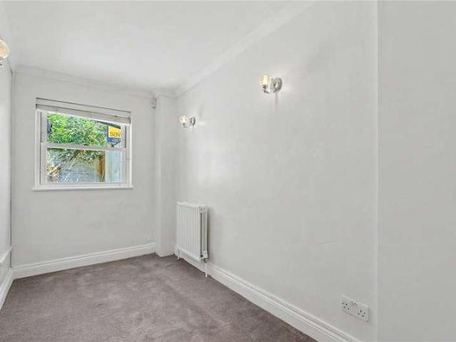 Flat for sale in Clapham Junction, Greater London