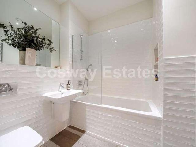 Flat for sale in West Finchley, Greater London