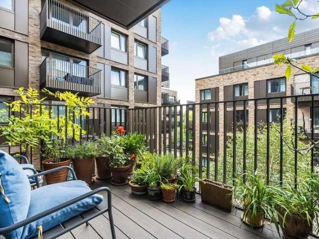 Flat for sale in London Borough of Lewisham, New Cross
