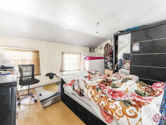 Flat for sale in London Borough of Hackney, Greater London