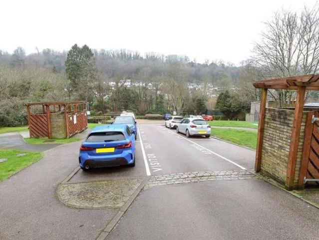 Flat for sale in Hillview, Surrey