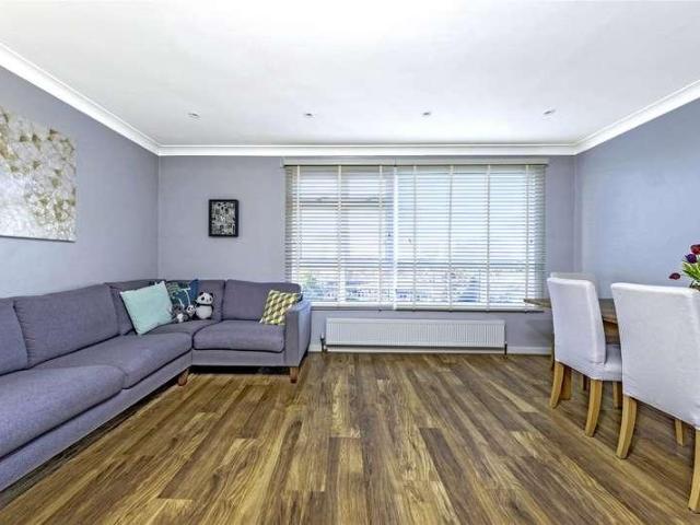 Flat for sale in Surbiton, Greater London