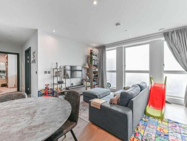 Flat for sale in Croydon, Waddon