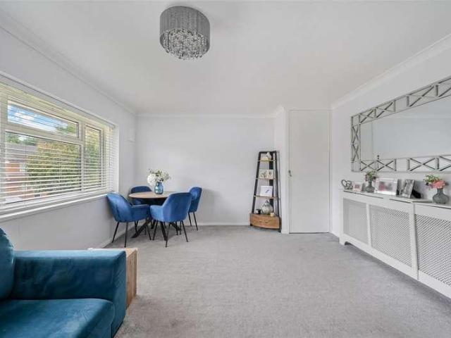 Flat for sale in Chessington, Chessington