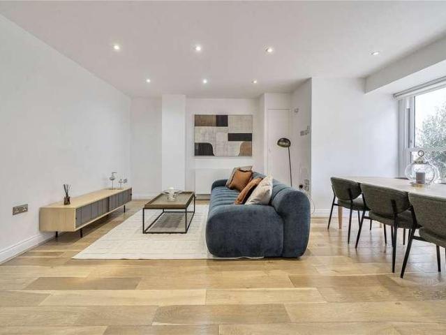 Flat for sale in London Borough of Ealing, Greater London