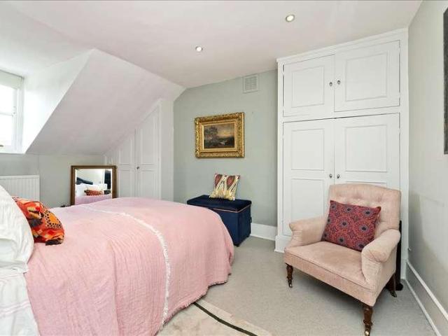 Flat for sale in Shepherd's Bush, Greater London