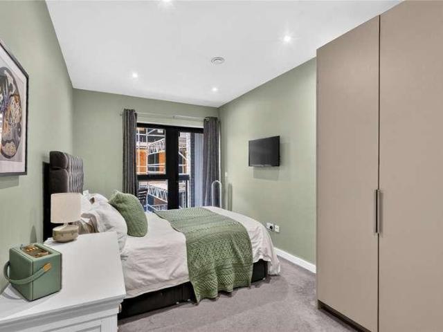 Flat for sale in East Dulwich, Greater London