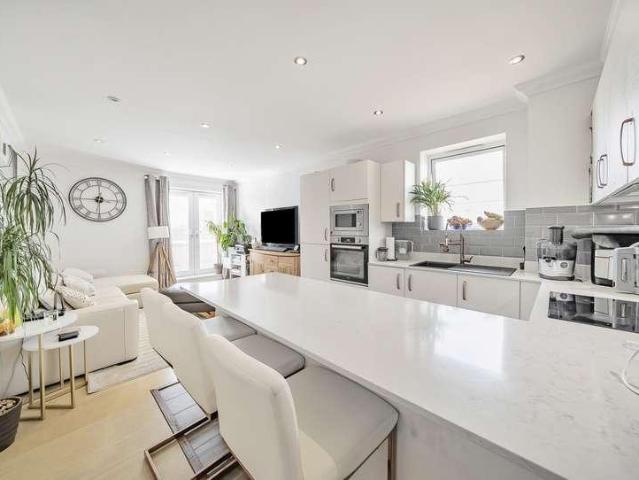 Flat for sale in Woodcote, Greater London
