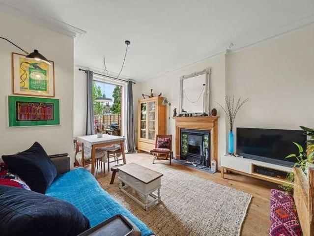 Flat for sale in Stroud Green, Greater London