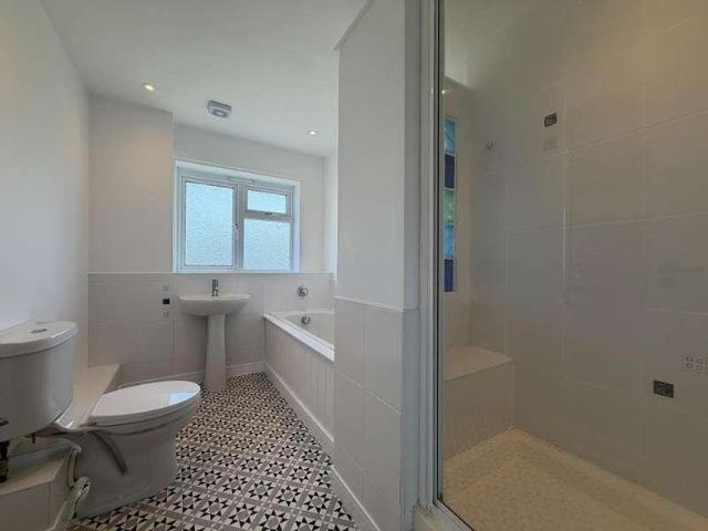 Flat for sale in Chipping Hill, Essex
