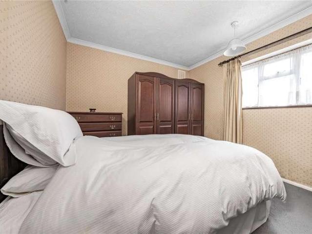Flat for sale in New Malden, Greater London