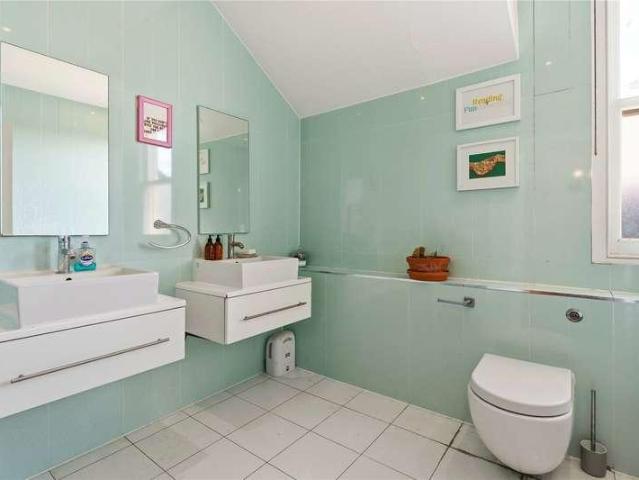 Flat for sale in Earlsfield, Greater London