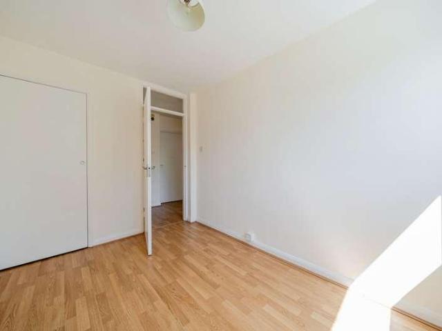 Flat for sale in Fole, Surrey