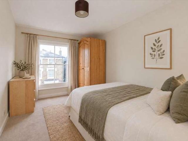Flat for sale in Shepherd's Bush, Greater London