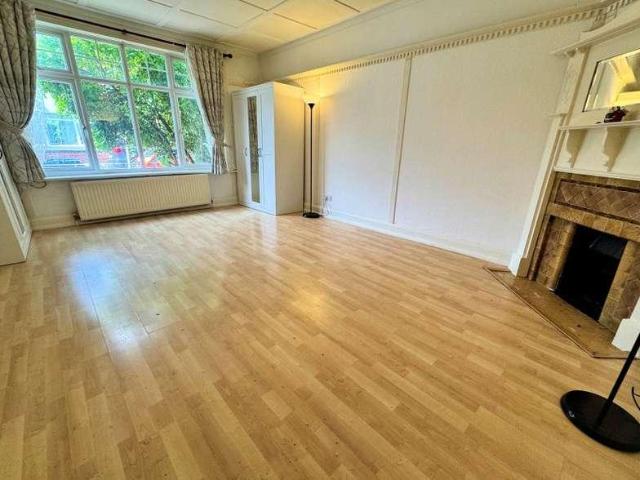 Flat for sale in Temple Fortune, Greater London