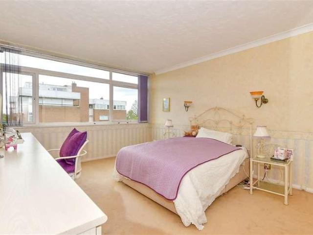 Flat for sale in Chigwell, Epping