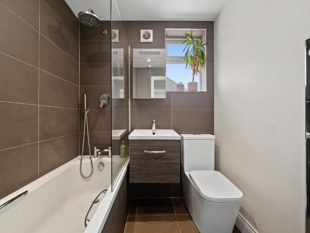 Flat for sale in Brownswood Park, Stoke Newington