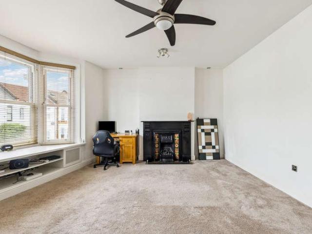 Flat for sale in Brondesbury, Greater London