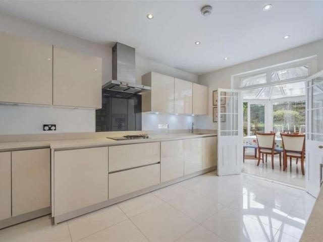 Flat for sale in Belsize Park, Greater London
