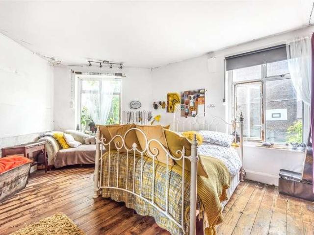 Flat for sale in Kingsbury, Greater London