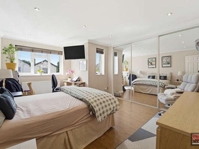 Flat for sale in Knowle Green, Spelthorne