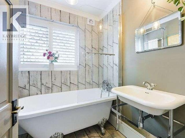 Flat for sale in Stoneleigh, Ewell