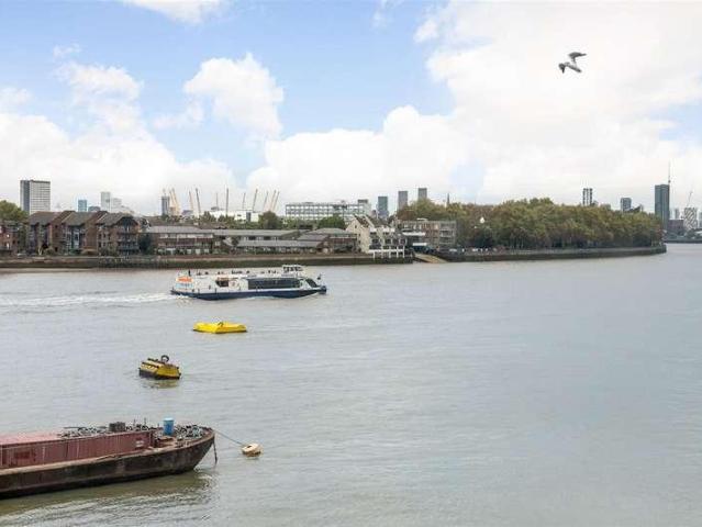 Flat for sale in Greenwich Town Centre, Greater London