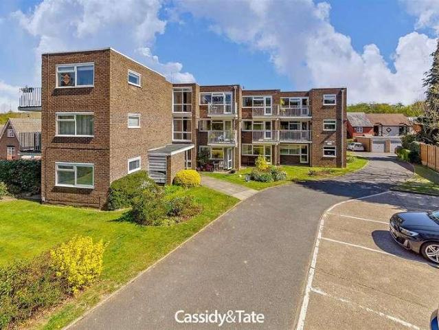 Flat for sale in Hatching Green, Five Acres