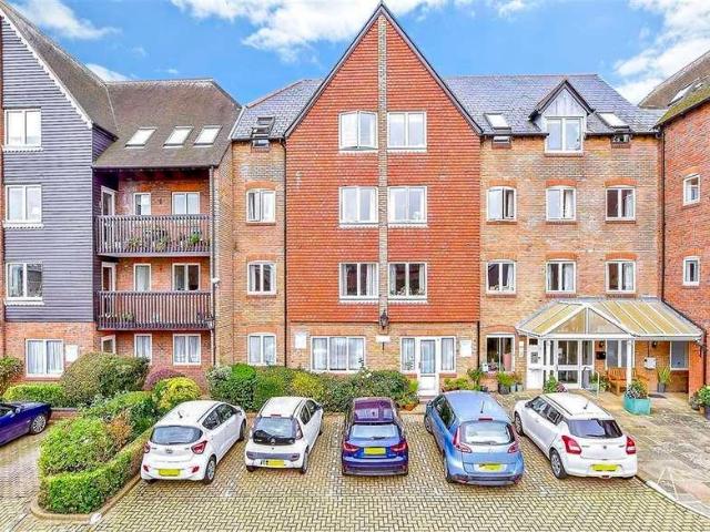 Flat for sale in Arundel, Clapham