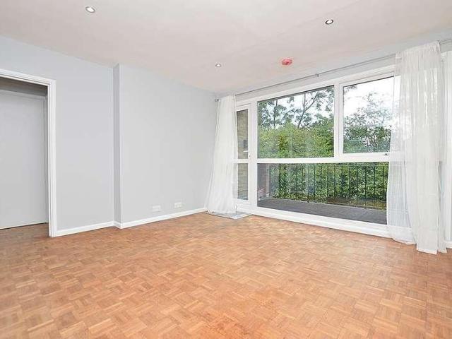 Flat for sale in Red Hill, Surrey