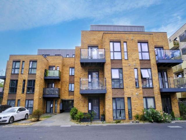 Flat for sale in London Borough of Hounslow, Greater London