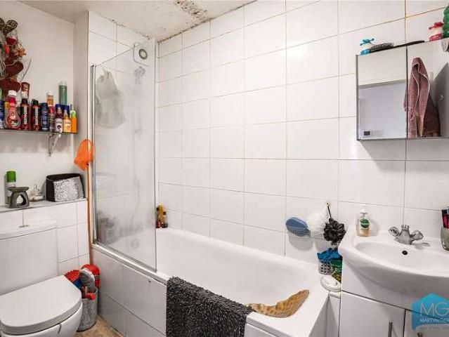 Flat for sale in New Barnet, Greater London