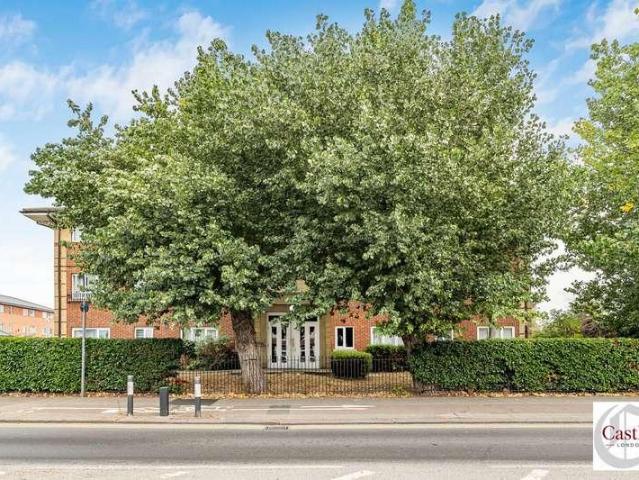Flat for sale in Lower Edmonton, Greater London