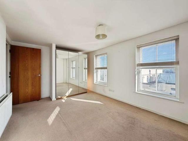 Flat for sale in Abbey End, Warwick