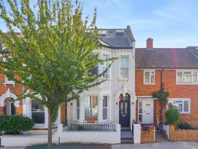 Flat for sale in London Borough of Wandsworth, Greater London