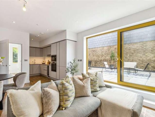Flat for sale in Summerstown, Greater London