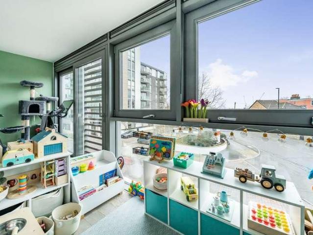Flat for sale in London Borough of Hounslow, Greater London