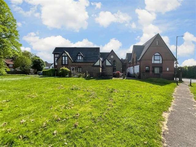 Flat for sale in Warlingham, Warlingham