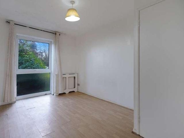 Flat for sale in London Borough of Croydon, Greater London