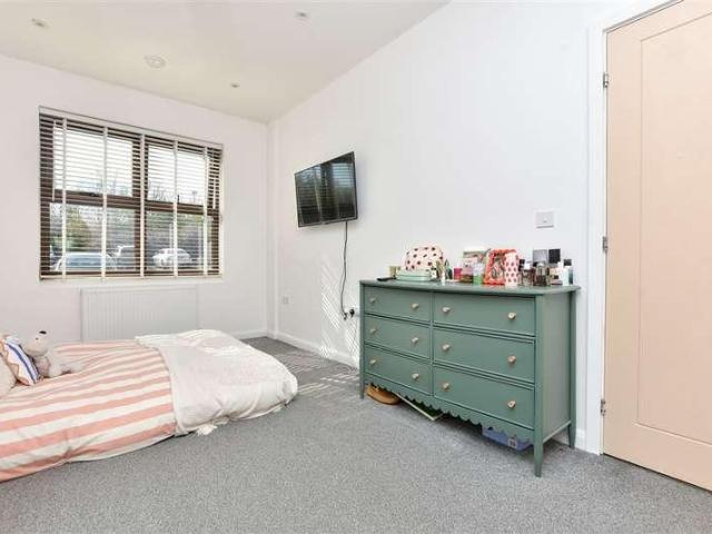 Flat for sale in The Bridge, Kent