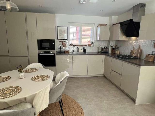 Flat for sale in Buckler's Park, Crowthorne