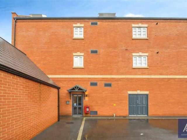 Flat for sale in Brackley, Northamptonshire