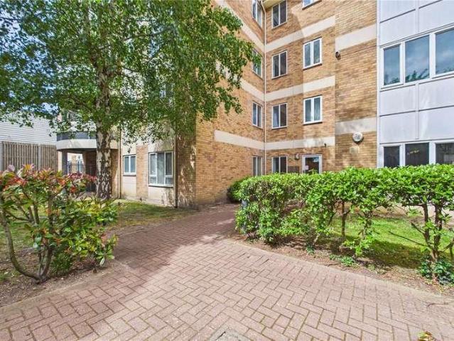 Flat for sale in Dee Park, Reading