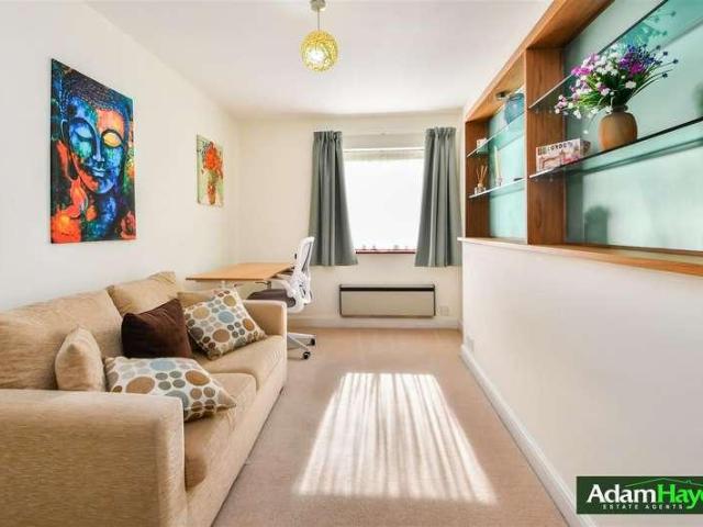 Flat for sale in North Finchley, Greater London