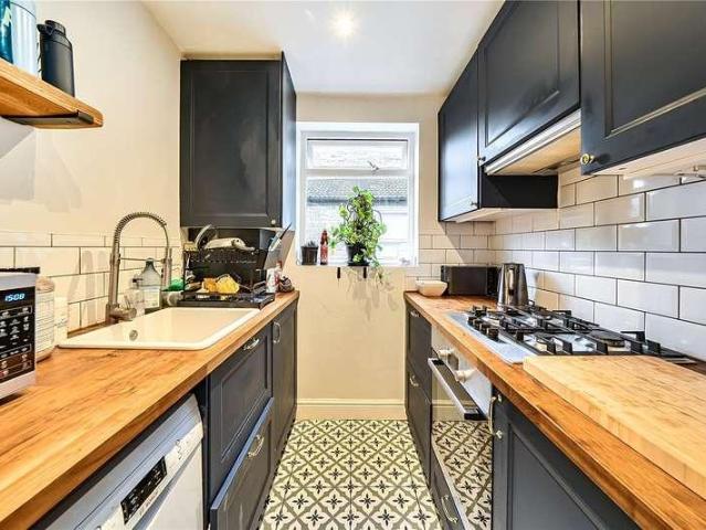 Flat for sale in London Borough of Hackney, Greater London