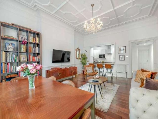 Flat for sale in St. John's Wood, Greater London