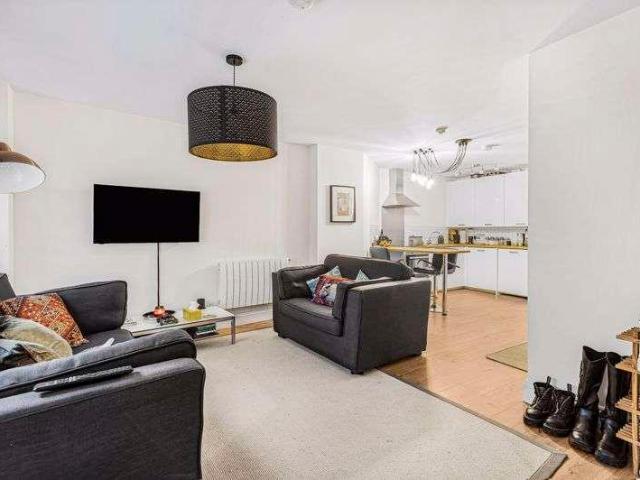 Flat for sale in Kings Hill, Colliers End